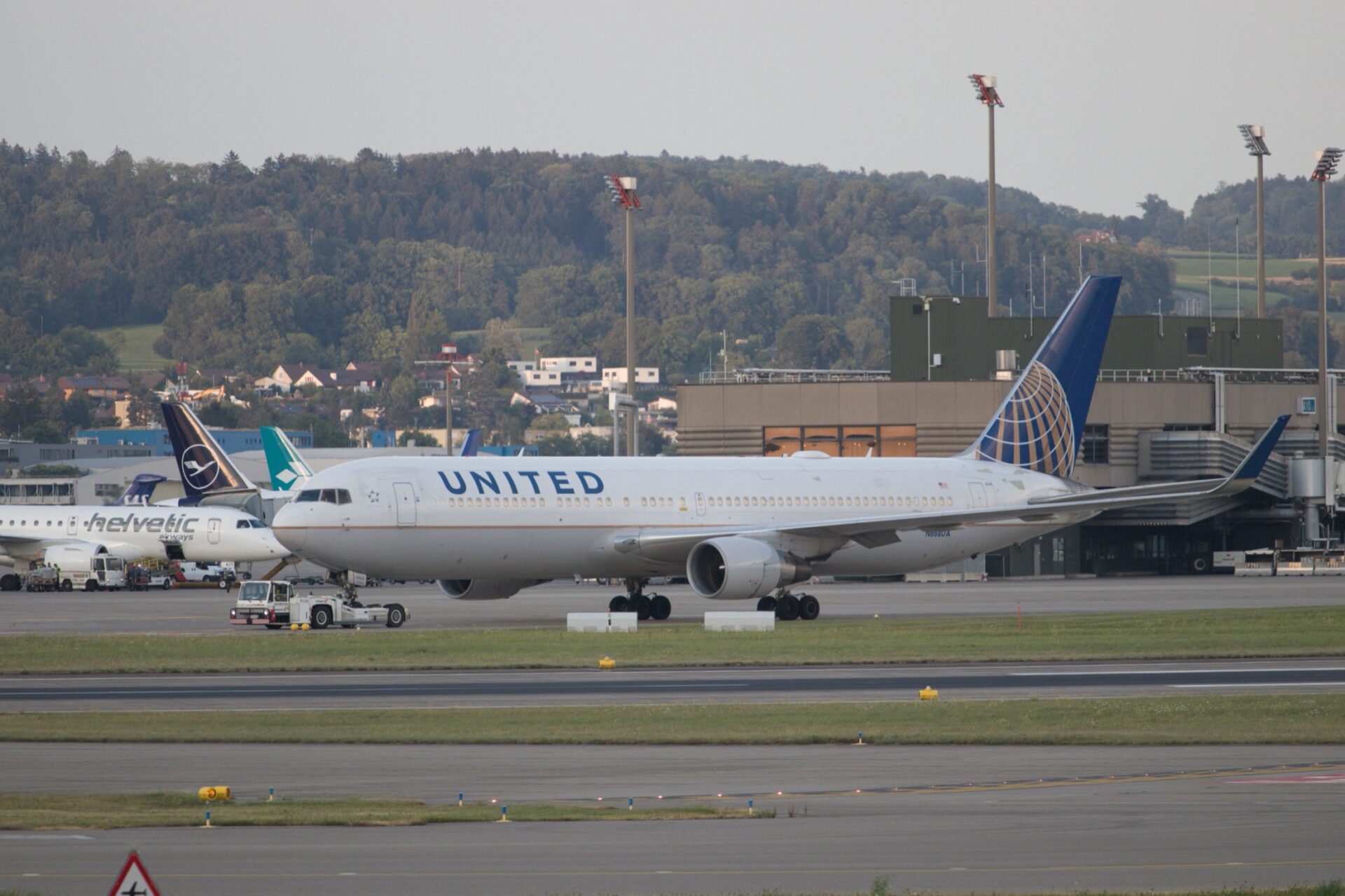 United Airlines Boeing 767-322ER (07/22) mit Pusback