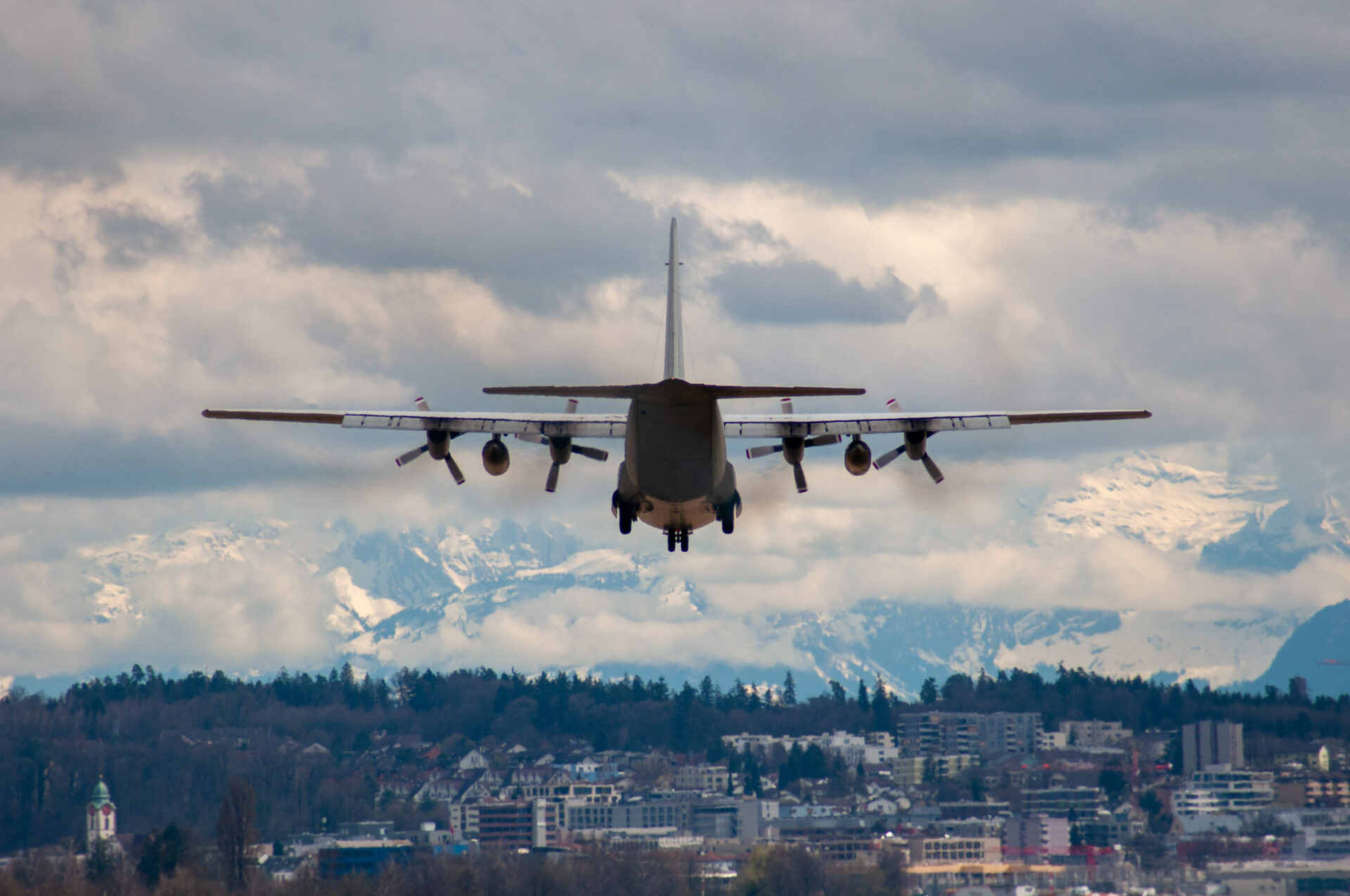 Lockheed C-130 Swedish Air Force (03/25) in ZRH am Flughafen inkl. der Schweizer Alpen