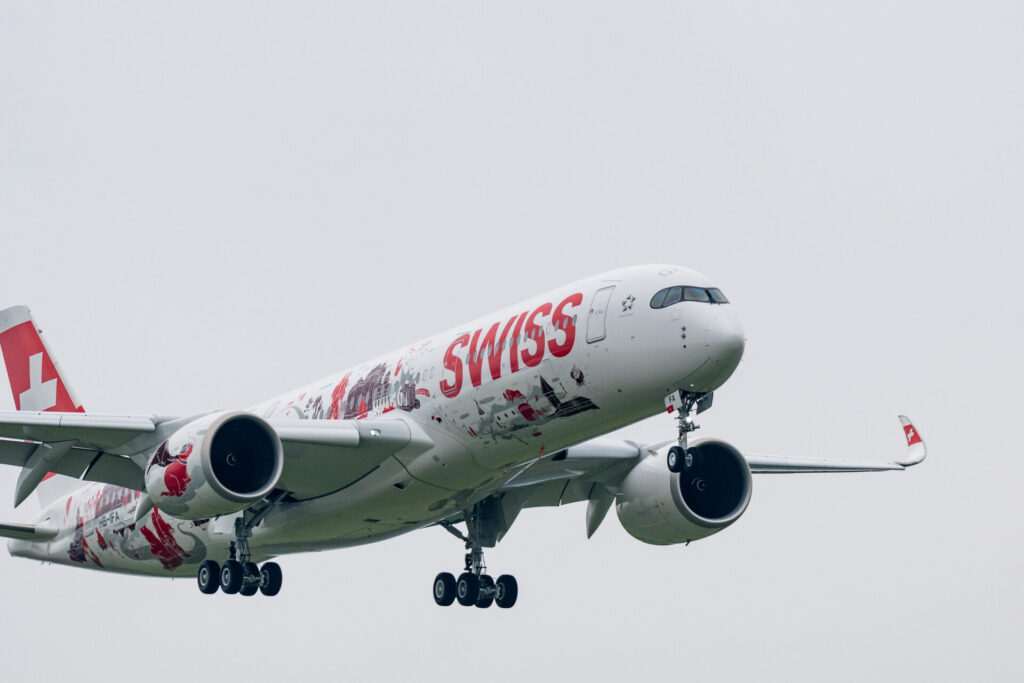 Swiss Airbus A350 HB-IFA 10/25 beim Landeanflug in Zürich